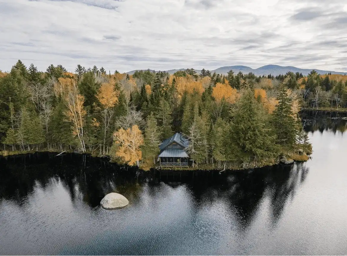 Продається котедж розташований на березі озера Gammon Pond.