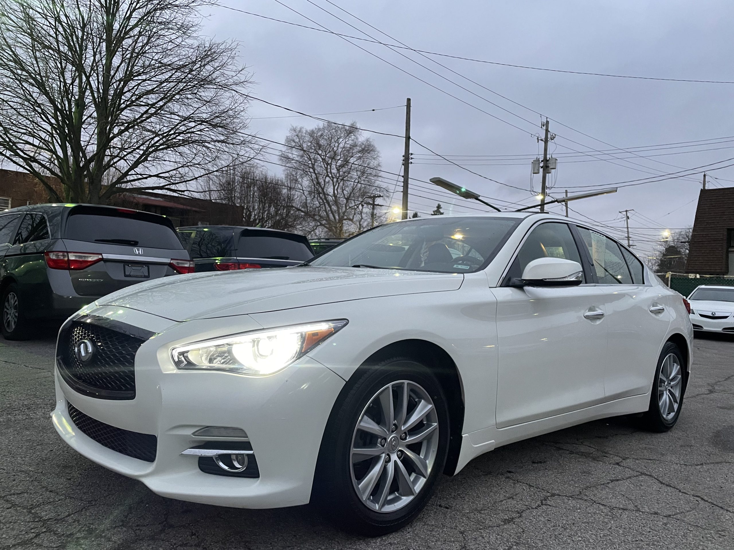 Продається INFINITI Q50 Premium AWD 4D Sedan 2015 року випуску