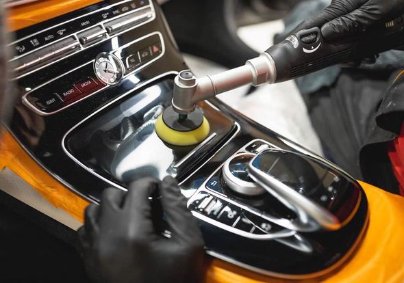 Полірування внутрішніх деталей автомобіля