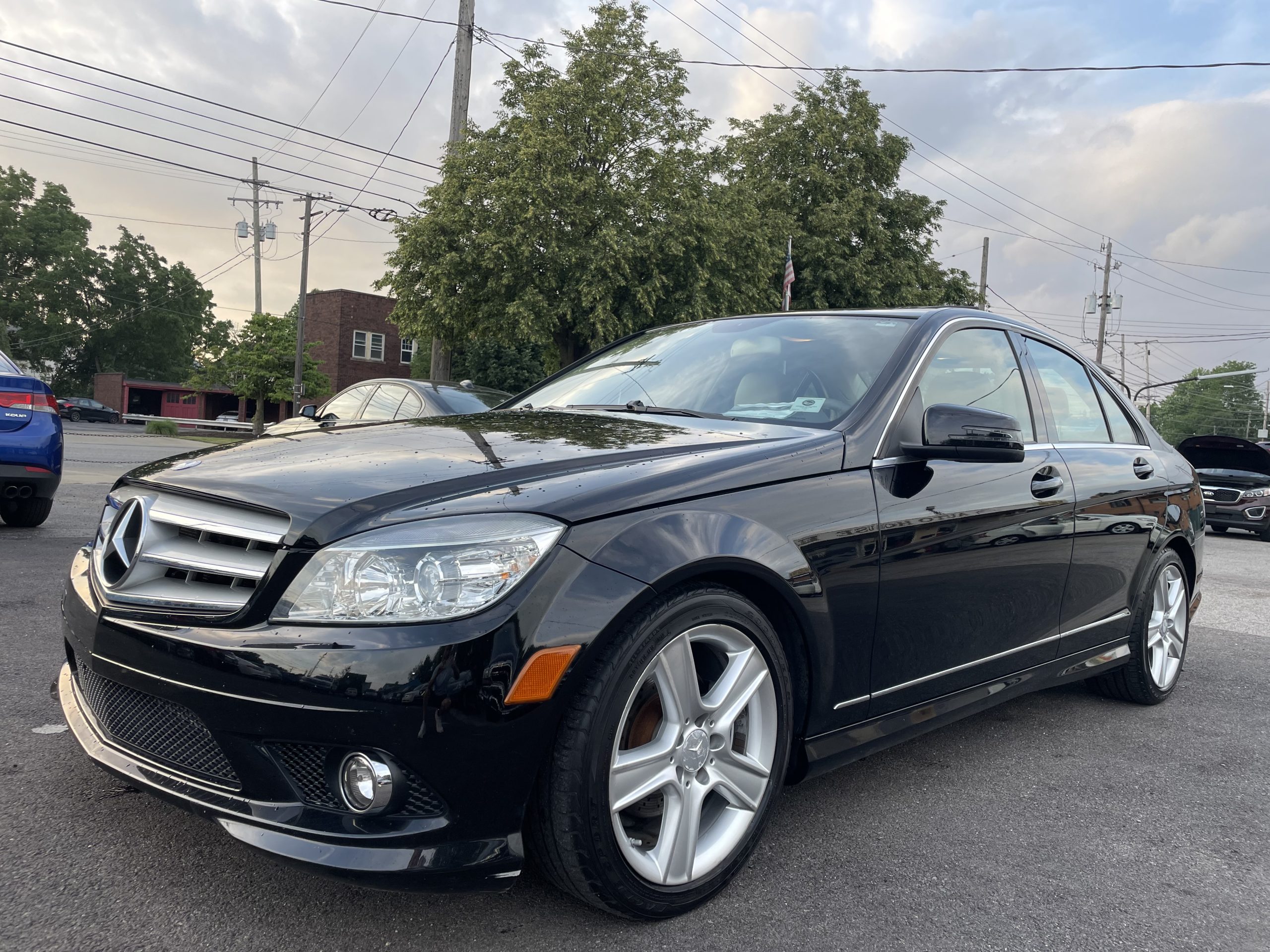 Продається автомобіль Mercedes C300