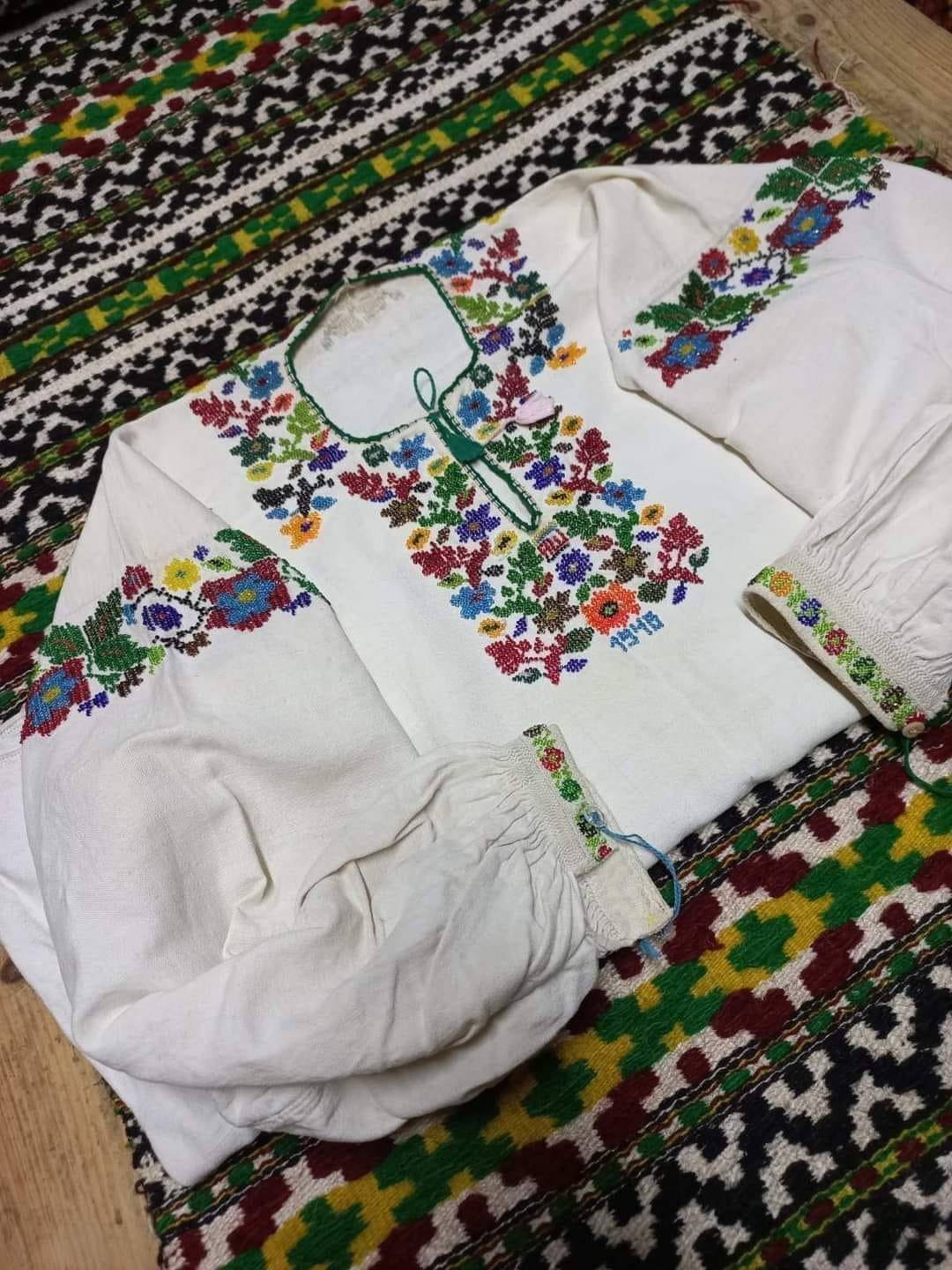 Продається старовинна сорочка, вишита бісером