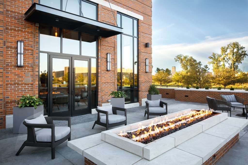Готель Embassy Suites у серці Саут-Бенда: стиль, зручність і традиції Hilton