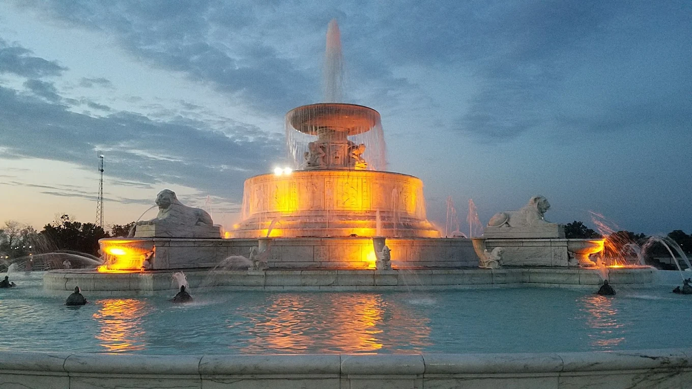 James Scott Memorial Fountain — легендарний водограй і суперечлива спадщина Детройта