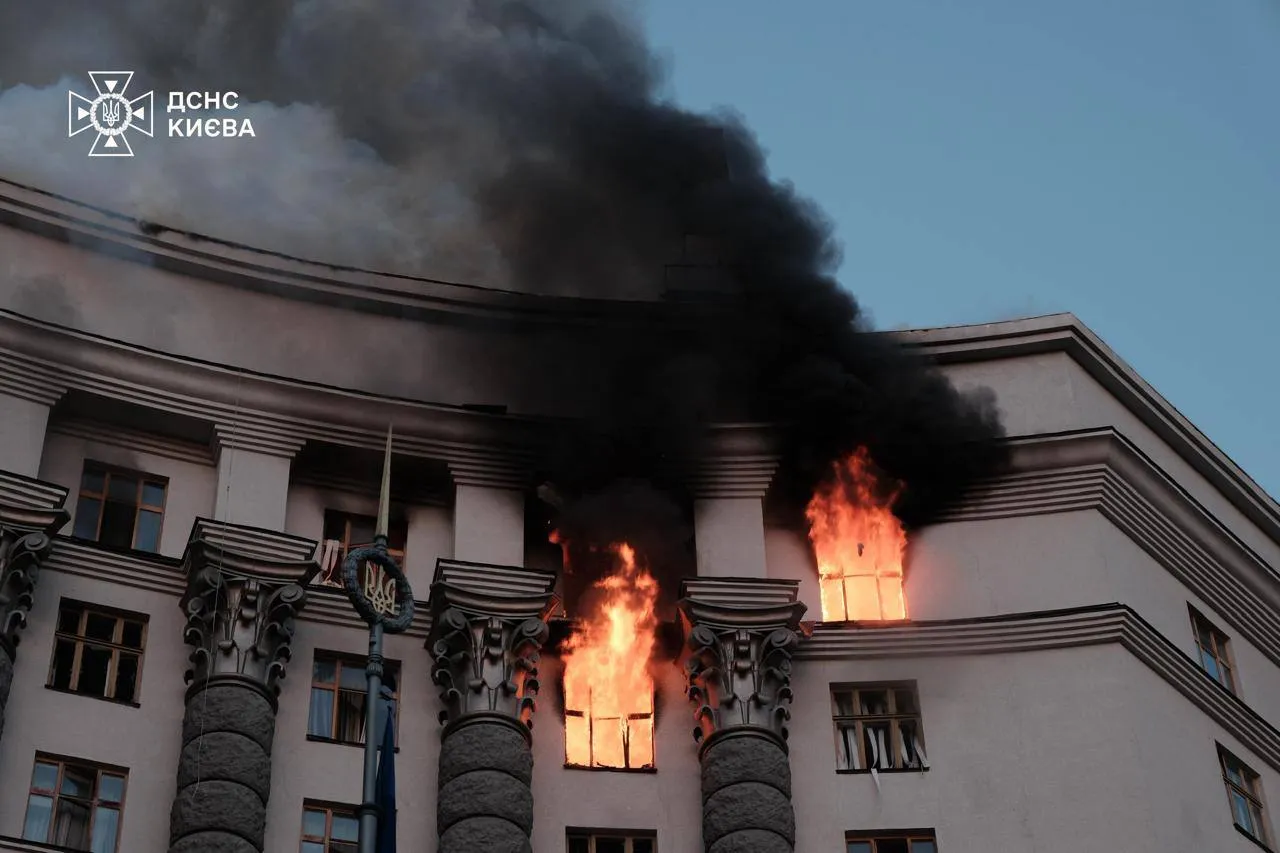 російська нічна атака на Київ: мати та немовля серед жертв, горить будівля уряду