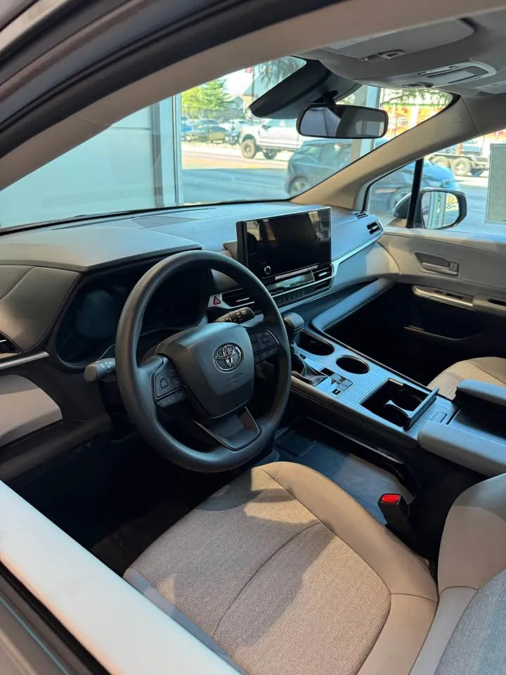 Продається Toyota Sienna LE 2025