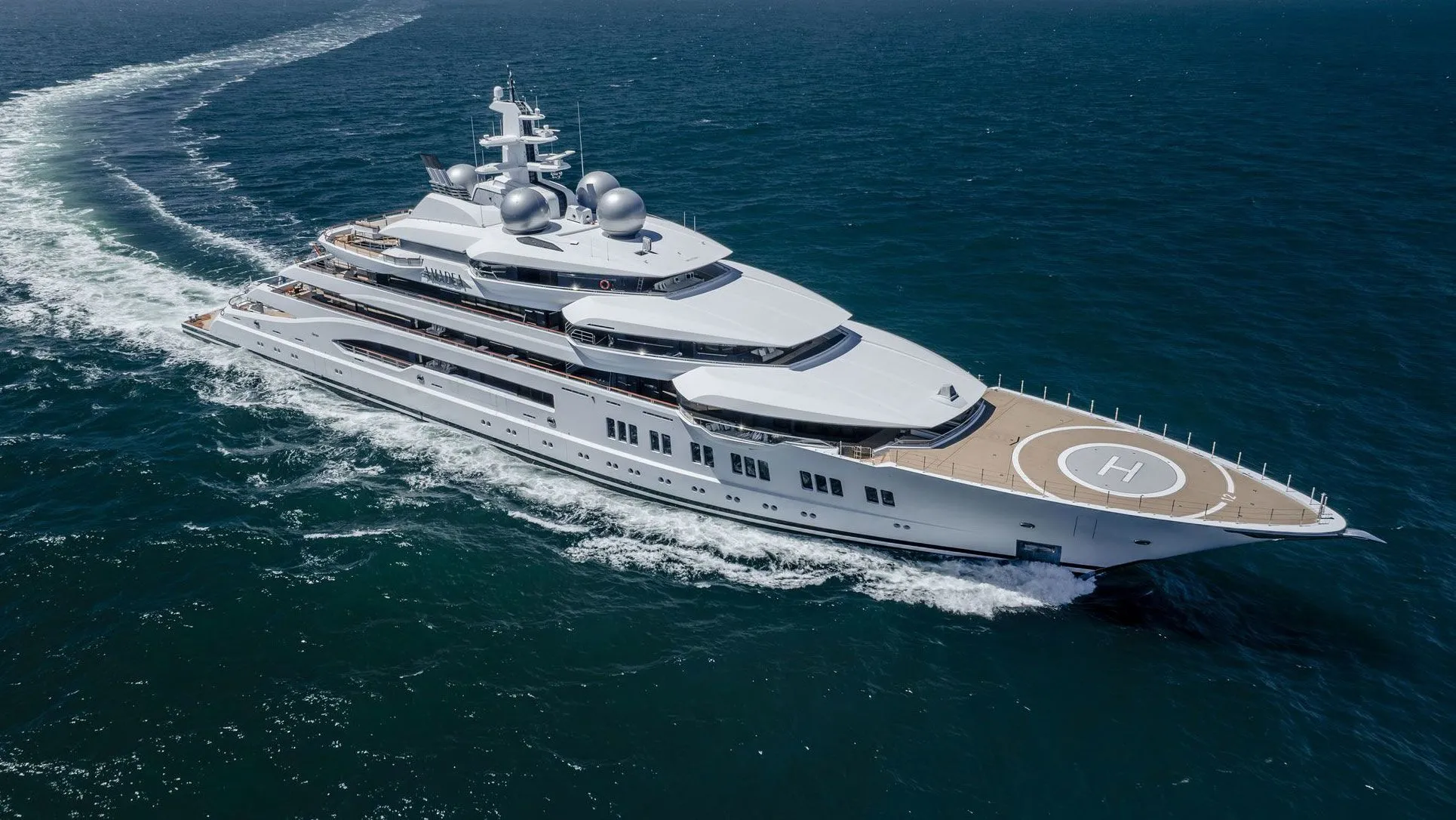 Super Yacht of a Russian Oligarch Goes on Auction in the USA: From Infinity Pool to Geopolitical Trophy